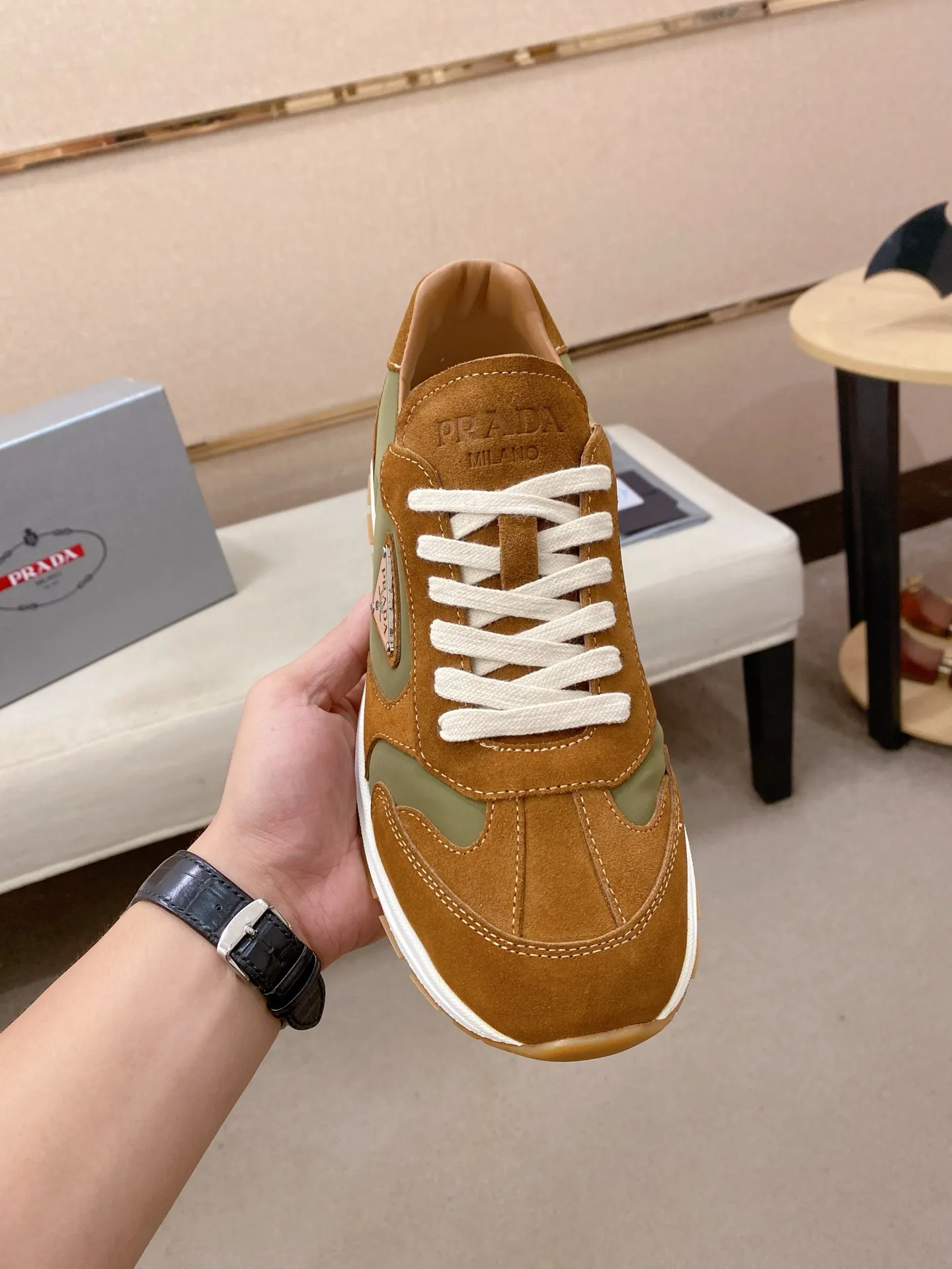Men's Men's Shoes 💰 620💰 ✔️✔️✔️High version High-quality new PRADA (Prada) counters are launched simultaneously. The new men's shoes and 😘fabrics are selected from first-layer cowhide fabrics. Lining: Imported cowhide leather lining. 👍🏿High-end☄️Open-molded non-slip rubber outsole, exquisite lines, simple and elegant, comfortable and high-end for leisure travel. Code number: 38 to 45